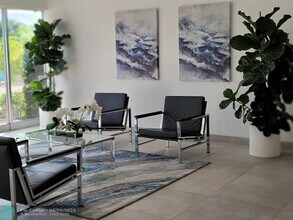401 Golden Isles Dr in Hallandale Beach, FL - Building Photo - Building Photo