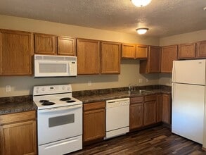 120 Shebal Ave in Harrisburg, SD - Foto de edificio - Building Photo