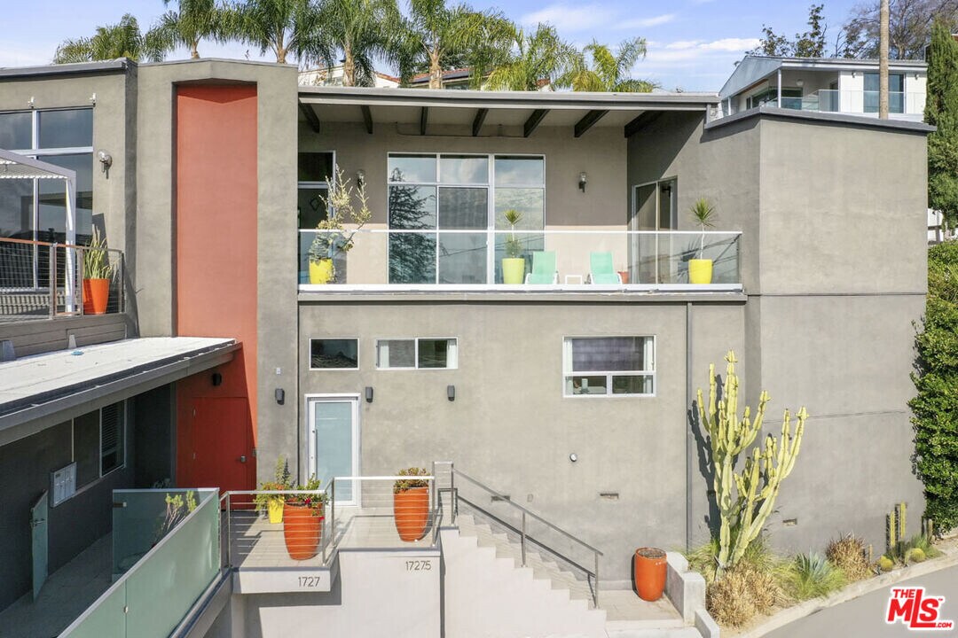 1729 Webster Ave in Los Angeles, CA - Building Photo
