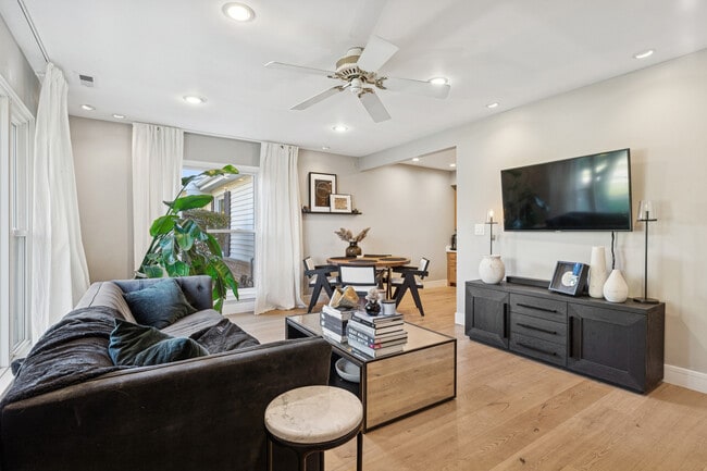 837 Pahl Rd in Elk Grove Village, IL - Building Photo - Building Photo