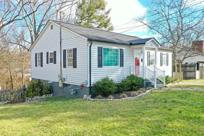 814 W King St in Jefferson City, TN - Foto de edificio - Building Photo