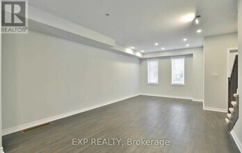 32 Rapids Ln in Hamilton, ON - Building Photo - Building Photo