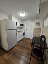 5712 Hollywood Blvd, Unit 1 in Hollywood, FL - Foto de edificio - Building Photo