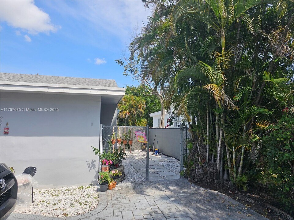2315 Cleveland St in Hollywood, FL - Building Photo
