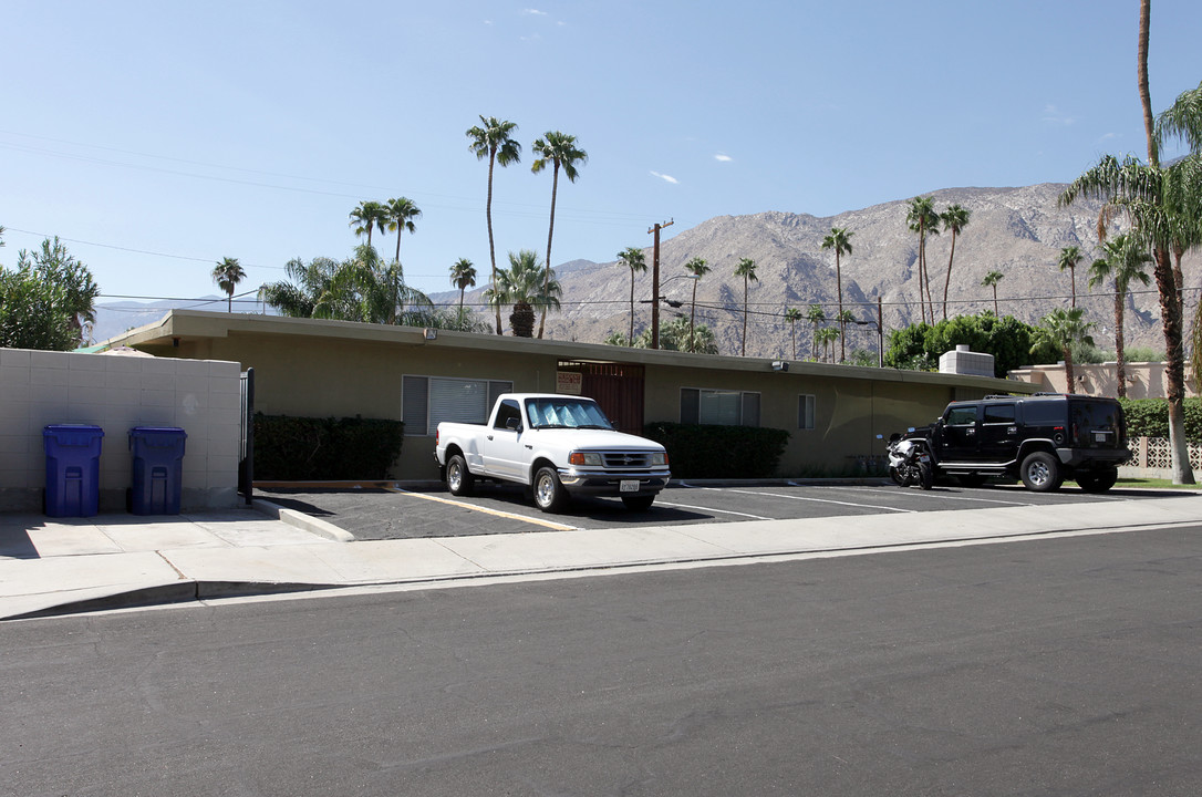 1540 N Chaparral Rd in Palm Springs, CA - Building Photo