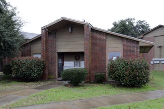 Quinlan Plaza Apartments in Quinlan, TX - Building Photo - Building Photo