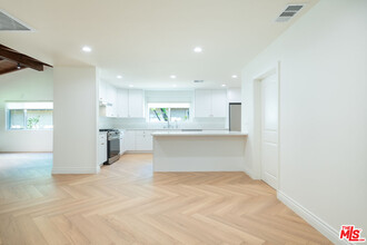 5218 Goodland Ave in Los Angeles, CA - Foto de edificio - Building Photo
