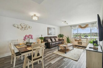 Lakeshore Club in Winter Haven, FL - Building Photo - Building Photo