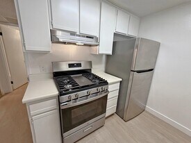 1321 N Vista St, Unit 205 in Los Angeles, CA - Building Photo