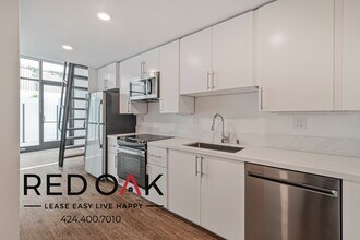 1860 N Western Ave in Los Angeles, CA - Building Photo - Building Photo