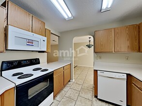 7815 Fossil Banks in San Antonio, TX - Building Photo - Building Photo