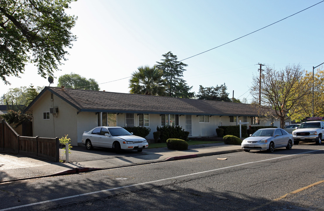 Garden Court Apartments in Turlock, CA - Building Photo