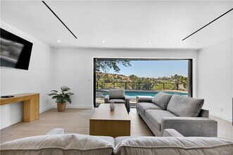 17072 Oak View Dr in Los Angeles, CA - Building Photo - Building Photo