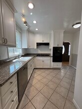 22051 San Miguel St in Woodland Hills, CA - Foto de edificio - Building Photo