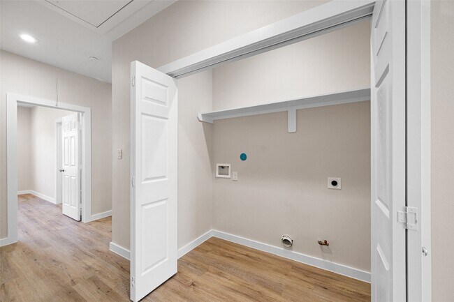 9409 Clinton Dr in Houston, TX - Building Photo - Building Photo