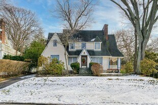 8 Ridgecrest W in Scarsdale, NY - Building Photo