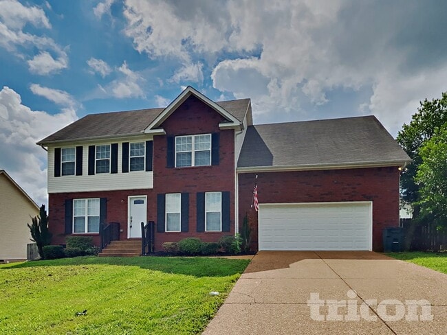 1007 Golf View Way in Spring Hill, TN - Foto de edificio - Building Photo