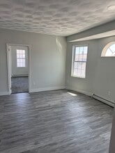 541 N Front St, Unit 3 left in New Bedford, MA - Building Photo - Building Photo