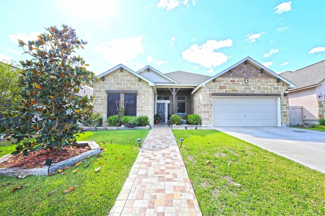 318 Silverleaf Oak in Laredo, TX - Building Photo