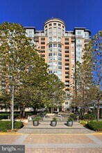 8220 Crestwood Heights Dr in McLean, VA - Building Photo - Building Photo
