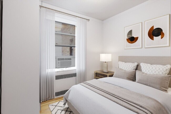 305 W 52nd St in New York, NY - Building Photo - Building Photo