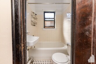 956 W Cuyler Ave, Unit 314 in Chicago, IL - Building Photo - Building Photo
