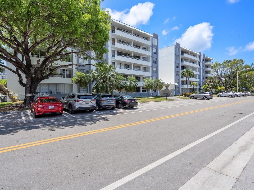 1080 94th St in Bay Harbor Islands, FL - Building Photo