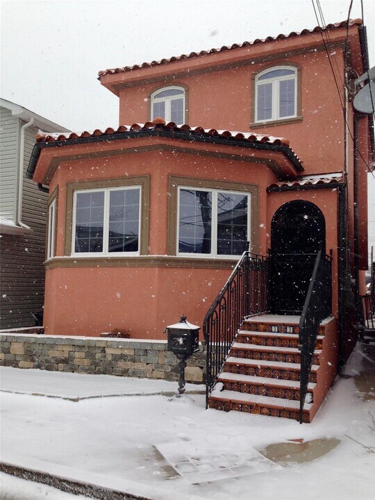 33 W 13th Rd in Queens, NY - Building Photo