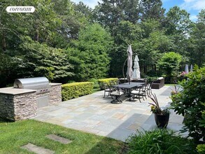 3 Cherry Blossom Ln in East Quogue, NY - Foto de edificio - Building Photo