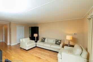 35300 Woodward Ave, Unit 406 in Birmingham, MI - Foto de edificio - Building Photo