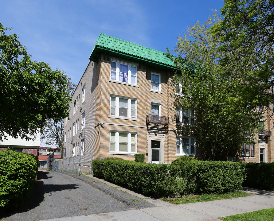 131 Washington St in Hartford, CT - Building Photo