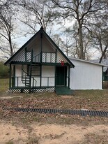 900 Mohawk Dr in Montgomery, TX - Building Photo