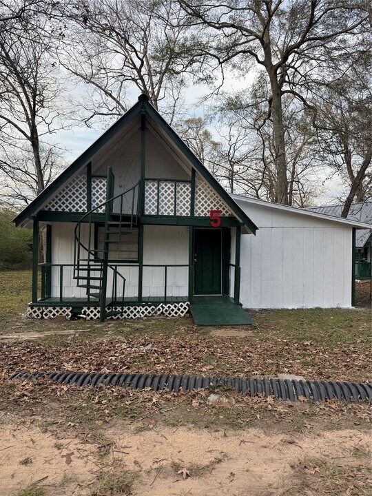 900 Mohawk Dr in Montgomery, TX - Building Photo