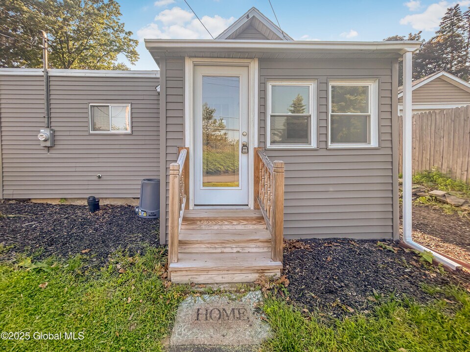 1 Morrison Ln in Latham, NY - Building Photo