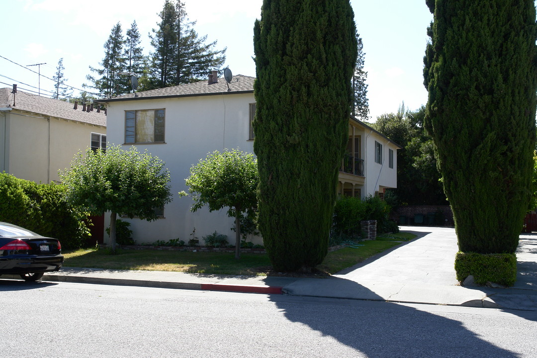 935 Oak Ln in Menlo Park, CA - Foto de edificio