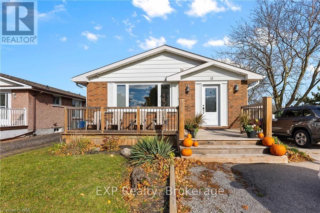 11 Thorncliff Dr in St Catharines, ON - Building Photo