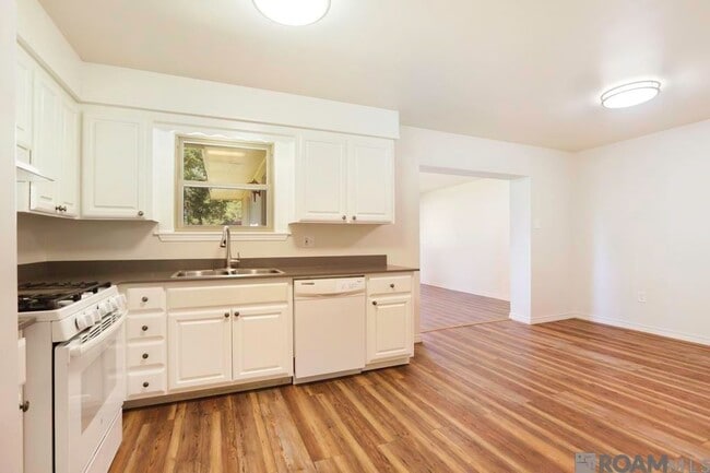 911 Hatchell Ln in Denham Springs, LA - Foto de edificio - Building Photo