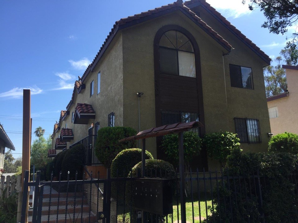 5306 S Huntington Dr in Los Angeles, CA - Building Photo