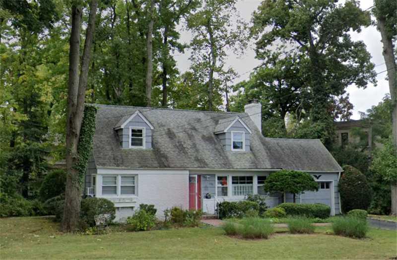 258 Steamboat Rd in Kings Point, NY - Foto de edificio