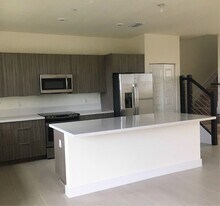 10461 NW 82nd St in Doral, FL - Building Photo