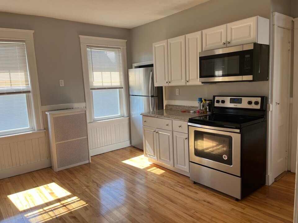 31 Brantwood Rd, Unit 2 in Worcester, MA - Building Photo