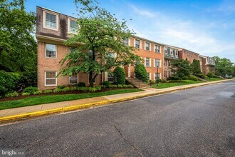 6004 Westchester Park Dr in College Park, MD - Building Photo - Building Photo