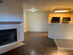 631 Oak Run Trl, Unit 303 in Oak Park, CA - Building Photo - Building Photo