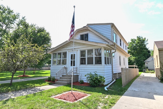 7823 Eagle St, Unit 7823 in Wauwatosa, WI - Building Photo - Building Photo
