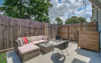 970 Highland Sound Ln in Houston, TX - Building Photo - Building Photo