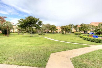 120 Yacht Club Way-Unit -102 in Hypoluxo, FL - Foto de edificio - Building Photo