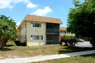 932 W Kalmia Dr in Lake Park, FL - Building Photo - Building Photo