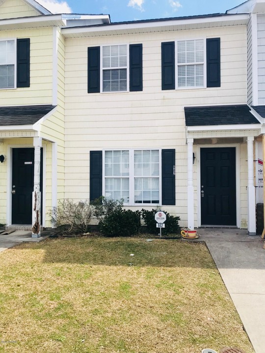 602 Streamwood Dr in Jacksonville, NC - Building Photo