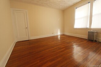 477 Merrick Rd in Lynbrook, NY - Building Photo - Building Photo