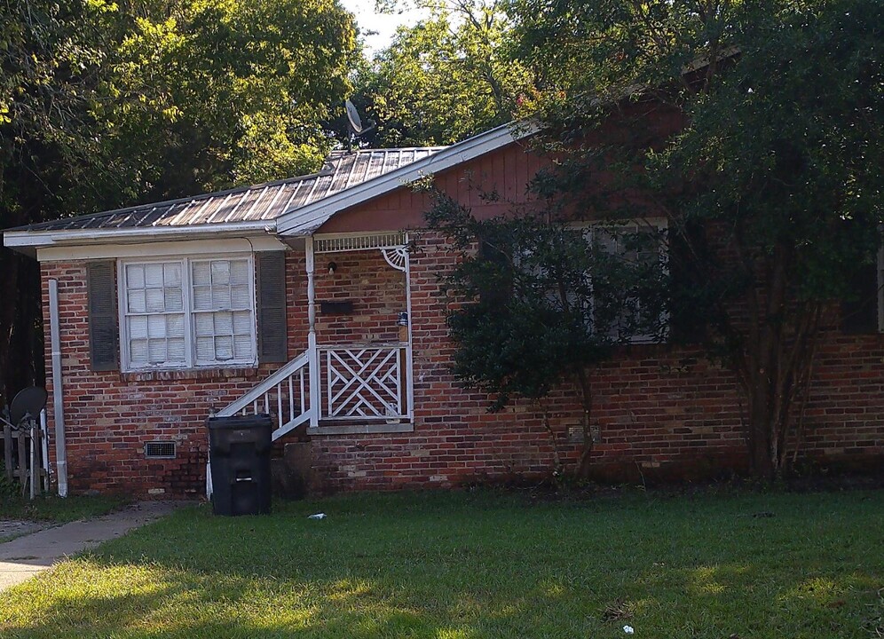 601 S Strawberry Ave in Demopolis, AL - Building Photo